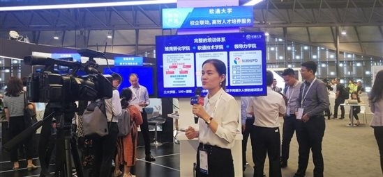 “云”开见日，“AI”生花，米兰中国官方网携五大主题亮相华为HC大会